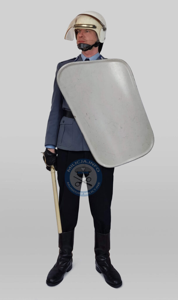 Funkcjonariusz Batalionu Szybkiej Interwencji ZOMO Warszawa â€“ heÅ‚m i tarcza z NRD â€“ polowa lat 80.