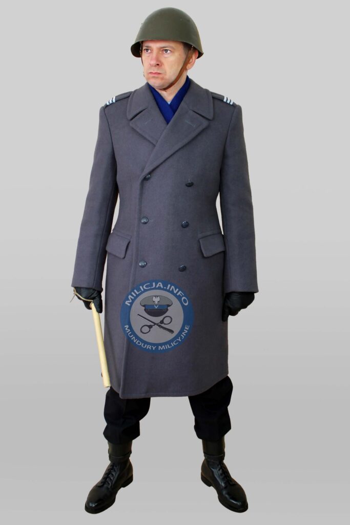 Starszy kapral MO â€“ GrudzieÅ„ 1970 â€“ heÅ‚m stalowy wz. 50, paÅ‚ka patrolowa.