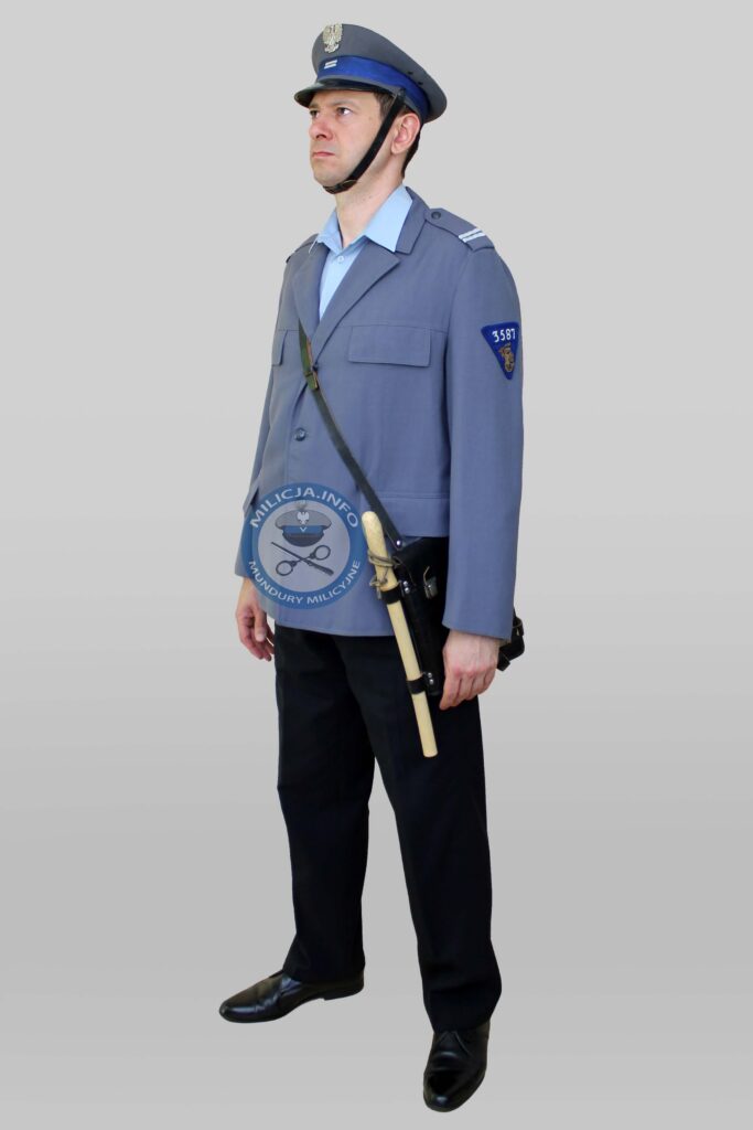 Milicjant â€“ 1969â€“1974 â€“ czapka z orÅ‚em metalowym, bluza letnia 3-guzikowa.