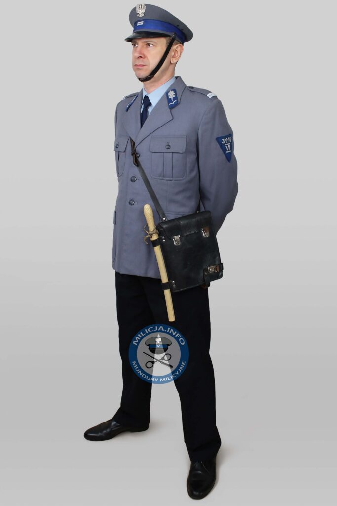 Milicjant â€“ 1969â€“1974 â€“ czapka z orÅ‚em metalowym, kurtka gabardynowa trzyguzikowa.