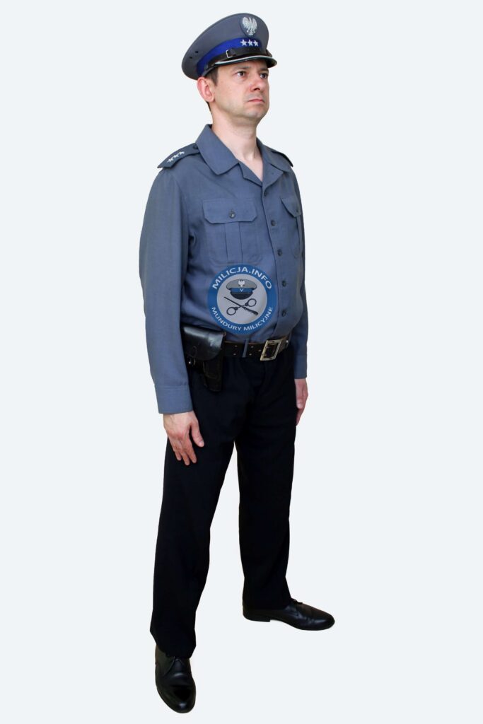 Porucznik MO w mundurze sÅ‚uÅ¼bowym letnim z pasem gÅ‚Ã³wnym i broniÄ… krÃ³tkÄ… â€“ 1975â€“1990.