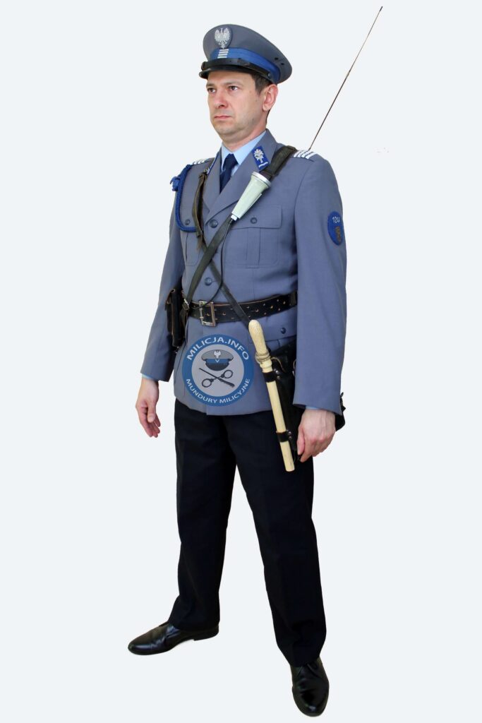 Milicjant w stopniu plutonowego w kurtce gabardynowej z peÅ‚nym wyposaÅ¼eniem â€“ 1975â€“1990.