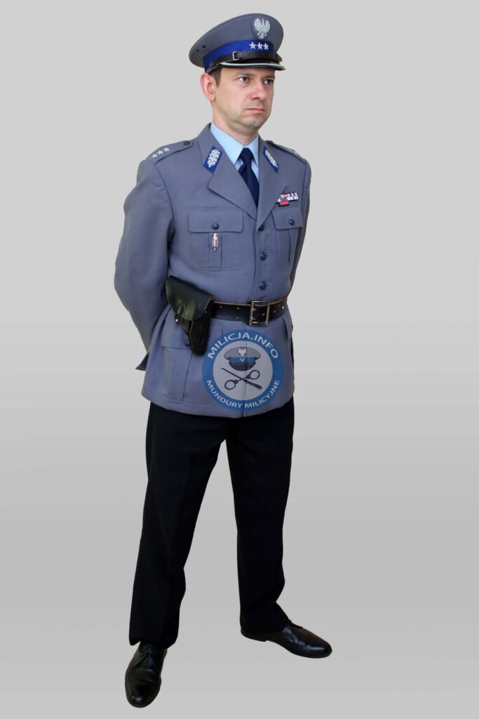 Porucznik MO w mundurze sÅ‚uÅ¼bowym z baretkami i odznakÄ… WyÅ¼szej SzkoÅ‚y Oficerskiej â€“ 1975â€“1990.