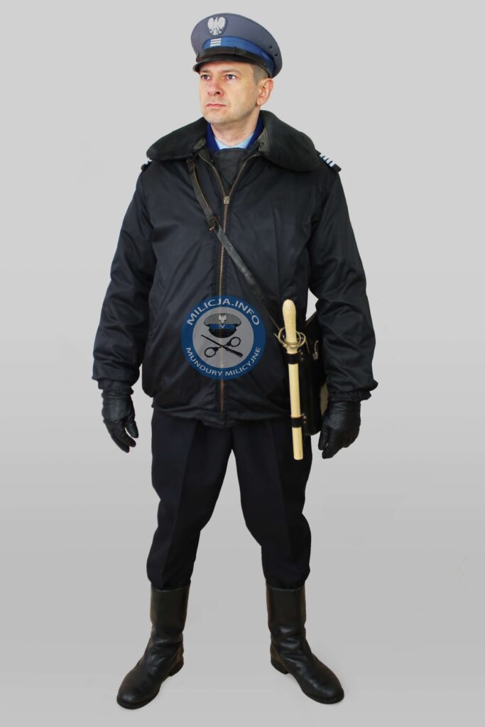 Milicjant z Posterunku Kolejowego MO w kurtce nieprzemakalnej czarnej.