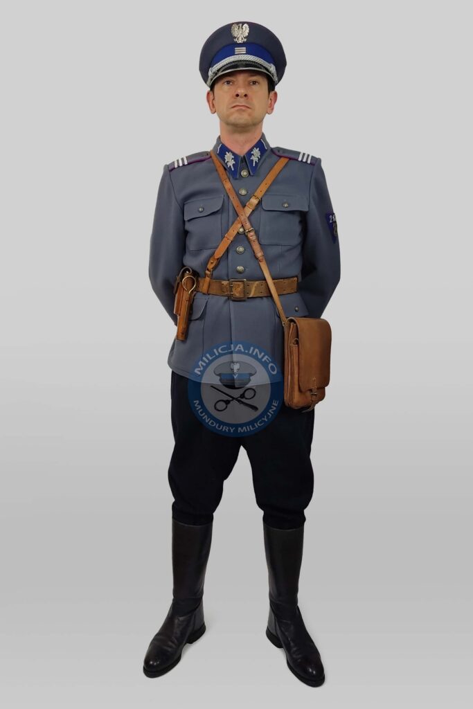 Milicjant w mundurze sÅ‚uÅ¼bowym wz. 55 â€“ lata 1955 i 1956.