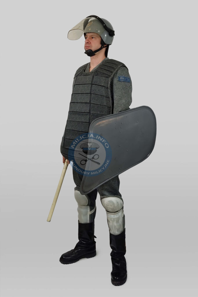 ZOMO â€“ 1986â€“1989 â€“ heÅ‚m wz. 83, Å¼Ã³Å‚w, nagolenniki, tarcza szara polska, paÅ‚ka.