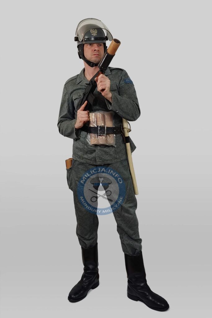 Funkcjonariusz ZOMO w mundurze Ä‡wiczebnym z granatnikiem RWGÅ-3 â€“ lata ok. 1977â€“1987.