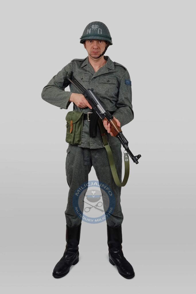 Szeregowy ZOMO â€“ broÅ„ ostra, heÅ‚m stalowy, Å‚adownica â€“ ok. 1973â€“1989 (obÅ‚awy, poszukiwania â€“ tzw. â€žpoÅ›cigÃ³wkaâ€).