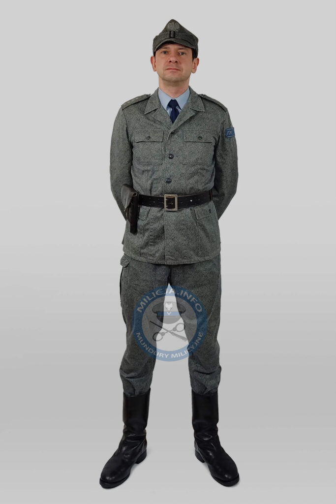 Oficer ZOMO w stopniu kapitana w mundurze polowym â€“ ok. 1978â€“1989.