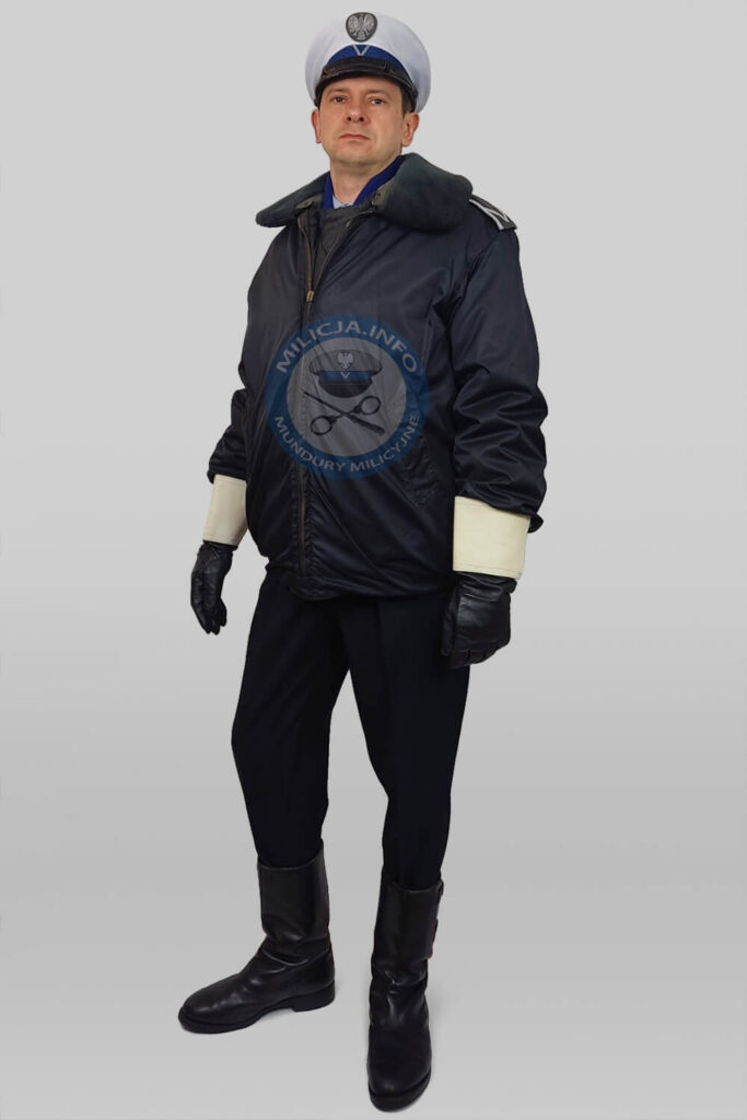 Milicyjna drogÃ³wka â€“ funkcjonariusz w kurtce ortalinowej czarnej, czapce garnizonowej oraz rÄ™kawicach â€“ ok. 1975â€“1990.