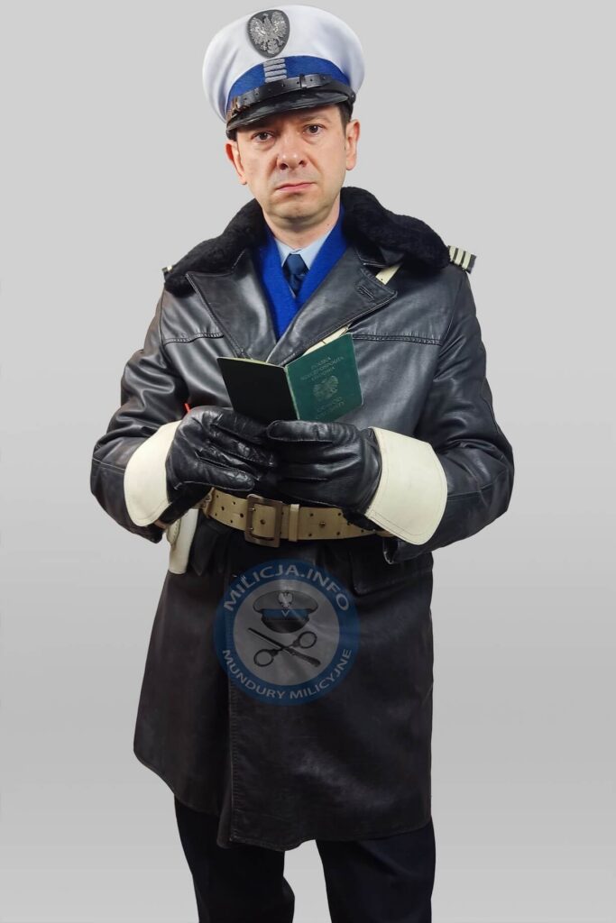 Milicjant drogÃ³wki w pÅ‚aszczu skÃ³rzanym + rÄ™kawice zimowe i czapka garnizonowa â€“ jak w filmie â€žMiÅ›â€.