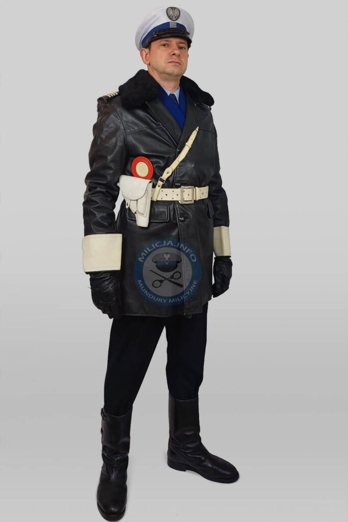 Milicjant drogÃ³wki w pÅ‚aszczu skÃ³rzanym + rÄ™kawice zimowe i czapka garnizonowa â€“ ok. 1975â€“1990.