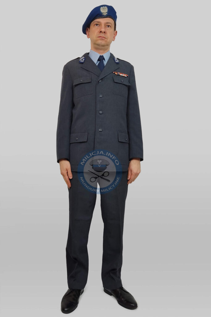 CzÅ‚onek ORMO w berecie z orÅ‚em okrÄ…gÅ‚ym i mundurze sÅ‚uÅ¼bowym.