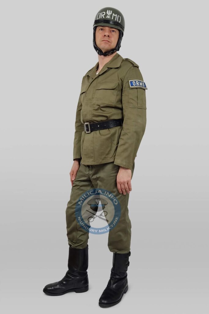 ORMOwiec w heÅ‚mie i mundurze polowym.