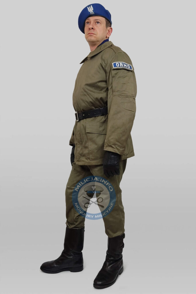 ORMOwiec w mundurze polowym zimowym i berecie.