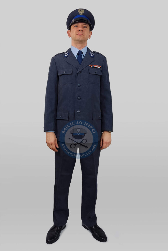 CzÅ‚onek ORMO w czapce garnizonowej i mundurze sÅ‚uÅ¼bowym.