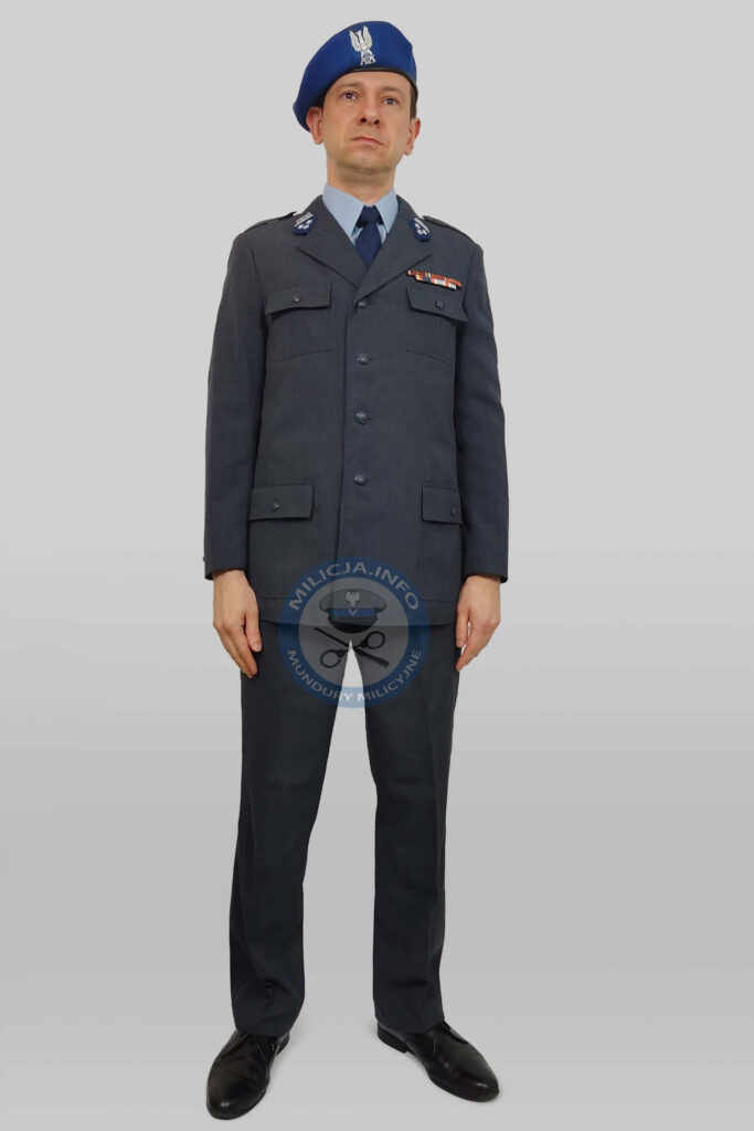 CzÅ‚onek ORMO w berecie i mundurze sÅ‚uÅ¼bowym.