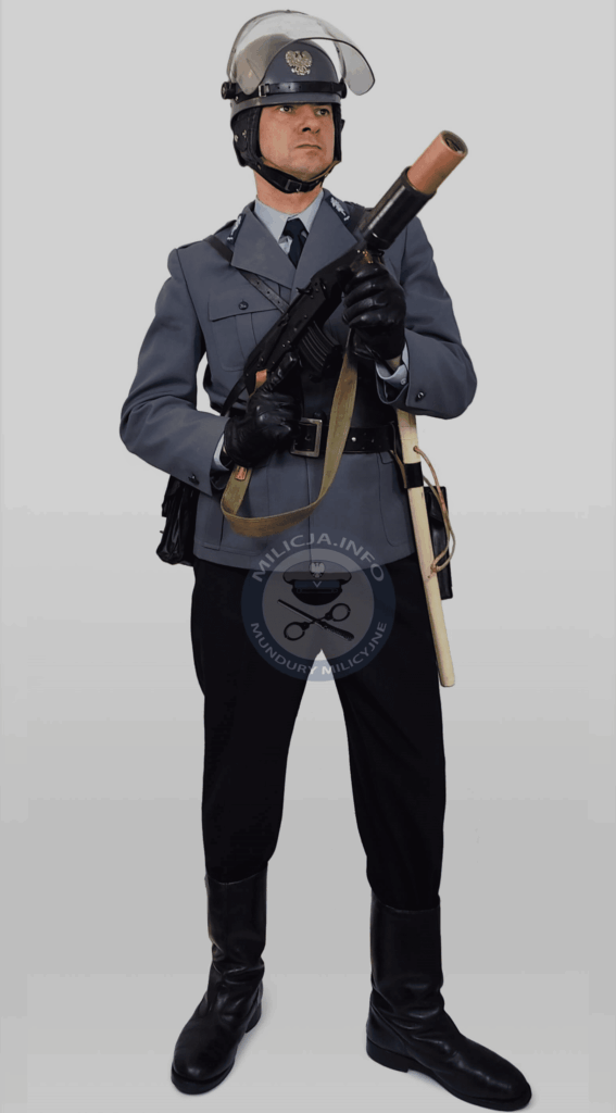 Funkcjonariusz ZOMO z granatnikiem RWGÅ-3, 31 sierpnia 1982, Warszawa.