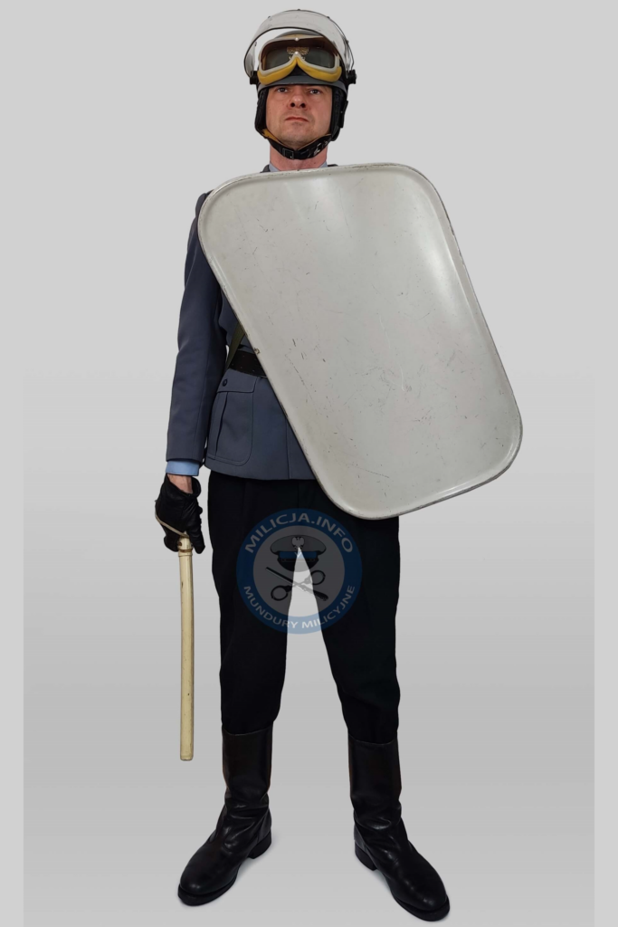 ZOMO â€“ demonstracja 1 maja 1983, Warszawa â€“ tarcza jasnoszara produkcji NRD.